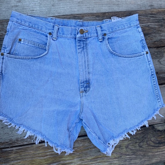 HIGH WAISTED WRANGLER CUT OFF SHORTS - Picture 3 of 5